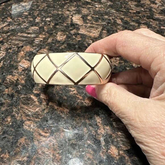 Premier Designs Bracelet Hinged Bangle Rose Gold Tone White Enamel 6J - Picture 1 of 5